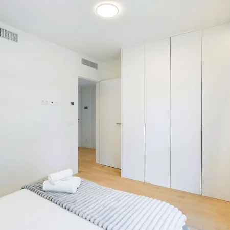 Modern With Balcony And Pool By Homing *
