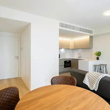 Modern With Balcony And Pool By Homing Lissabon