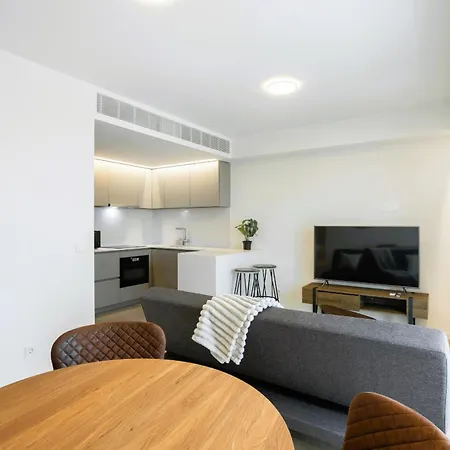 Apartman Modern With Balcony And Pool By Homing