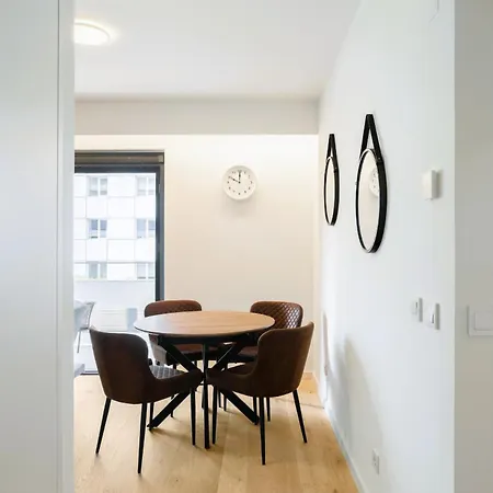 Modern With Balcony And Pool By Homing Apartman Lisboa