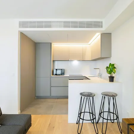 Modern With Balcony And Pool By Homing Apartman *