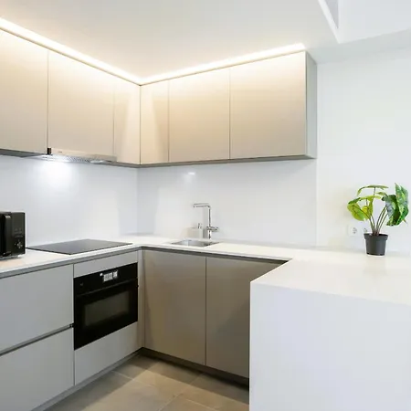 Apartman Modern With Balcony And Pool By Homing *